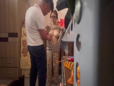 Chú thấy của con rồi để chú kiểm tra cho